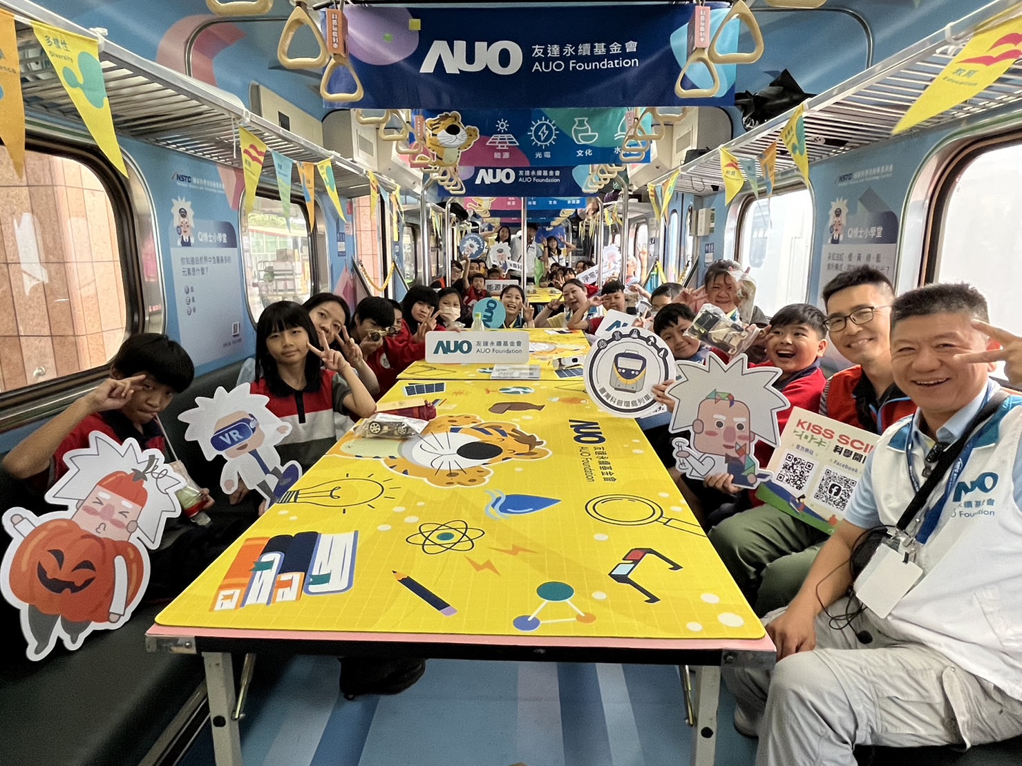 88858cc永利永續基金會參與「臺灣科普環島列車」，設計基礎科學車廂課程，以「淨零碳排和永續能源」為主題，讓學生透過創意實驗認識淨零知識，以及思考生活中的減碳行為