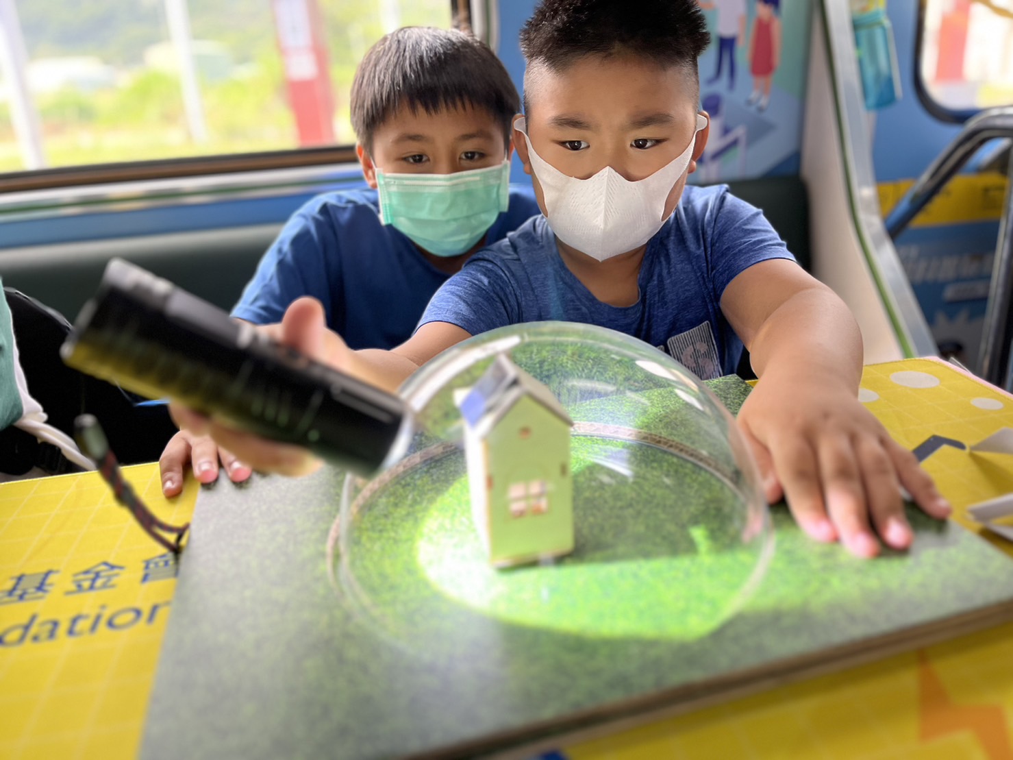 88858cc永利參與基礎科學主題車廂，以STEAM教學精神，設計「逐日科學家」、「太陽能工程師」以及「淨零建築師」三大能源科普課程和實驗